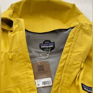 Patagonia Women’s Large Torrent Shell 3L Rain Jacket in Shine Yellow color.